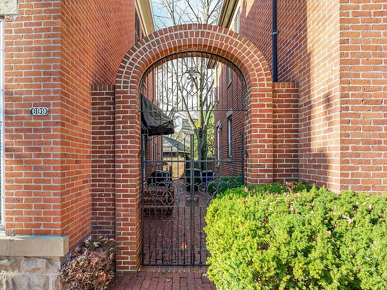 Unique 2 Bedroom in German Village — Photo 5