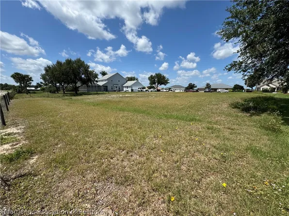 551 Sunset Pointe Dr, Lake Placid, FL 33852