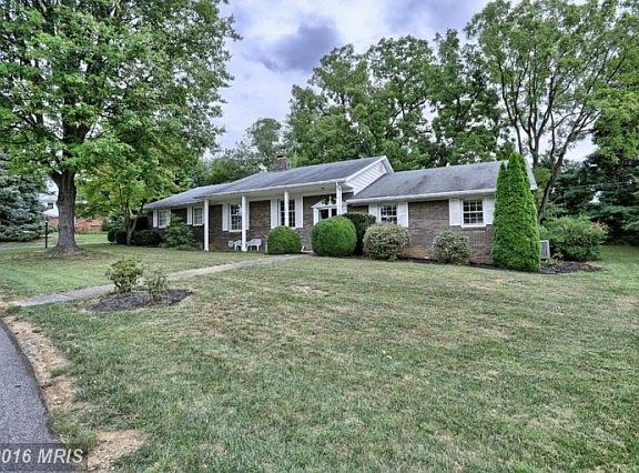 3rd image of 10917 Larch Ave