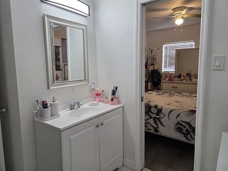 2121 W Rambla St — Photo 11