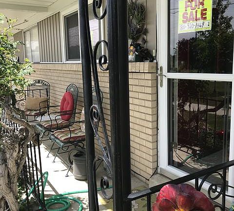 Front sitting area 