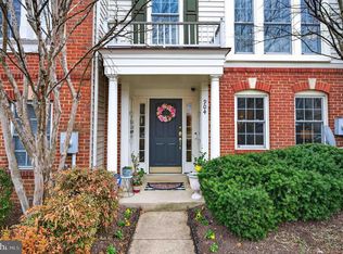 904 Harrison Cir, Alexandria, VA 22304