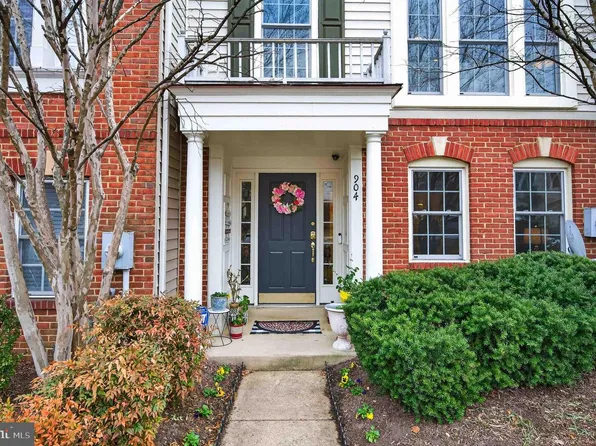 904 Harrison Cir, Alexandria, VA 22304