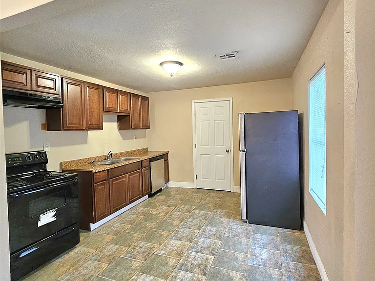 2040 E Woodrow Ct — Photo 3