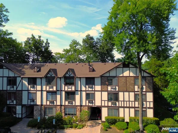 1419 Faulkner Ct, Mahwah, NJ 07430