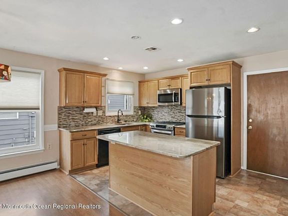 4th image of 42 Doral Dr