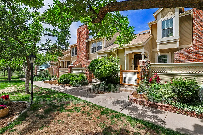 2 bed, 1.5 bath, 1076 sqft, $2,490 — Photo 2