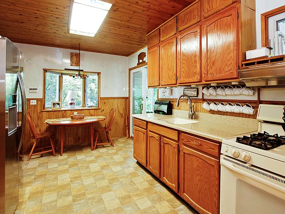 5th image of 33 Lawrence Dr