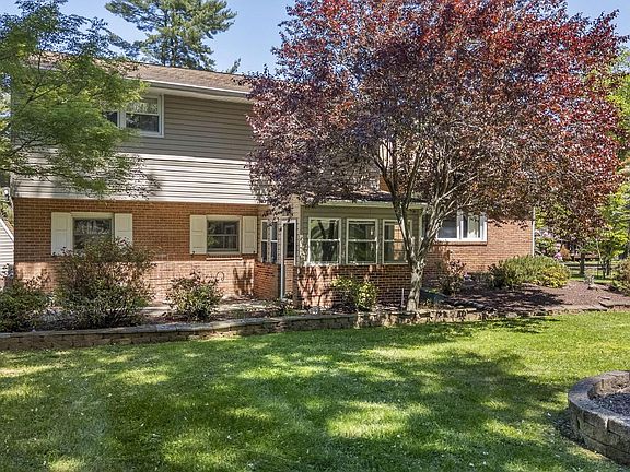4th image of 1253 Surrey Rd