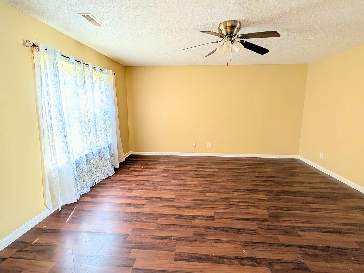 3 bed, 2.5 bath, 1904 sqft, $1,895 — Photo 2