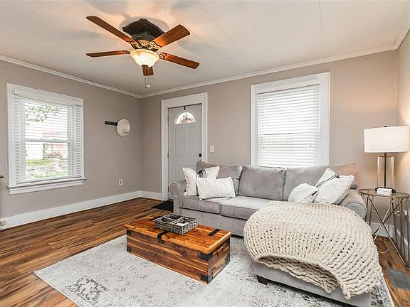 5th image of 126 1st St SE