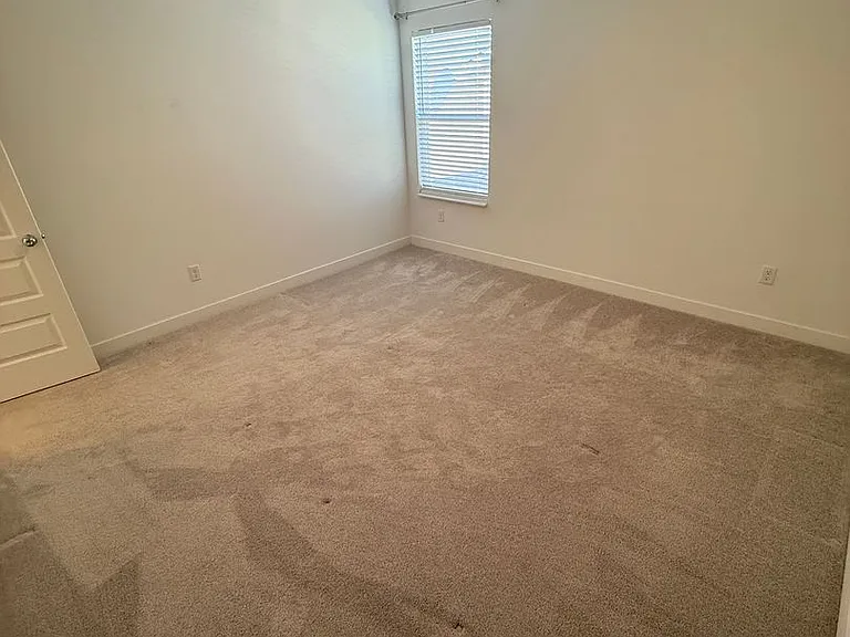 1046 Elmwood Ln — Photo 38