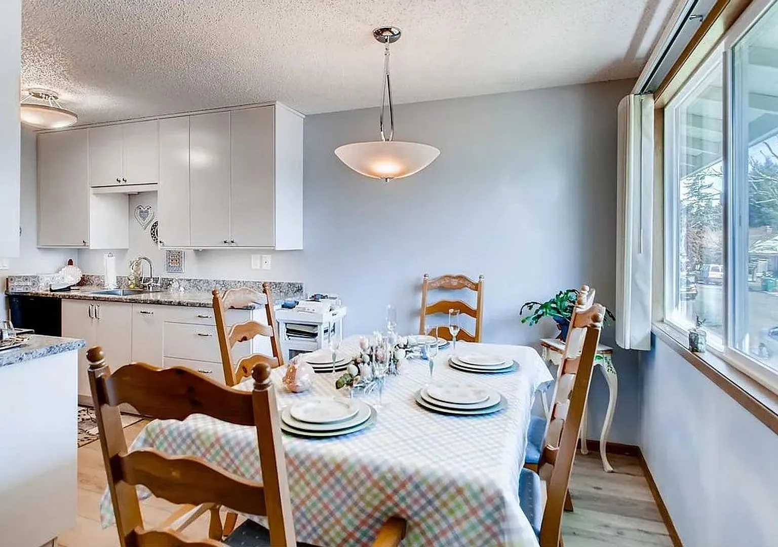 Updated Top-Floor 2 Bedroom Condo with Open Layout, Updated Kitchen & Spacious Balcony — Photo 4