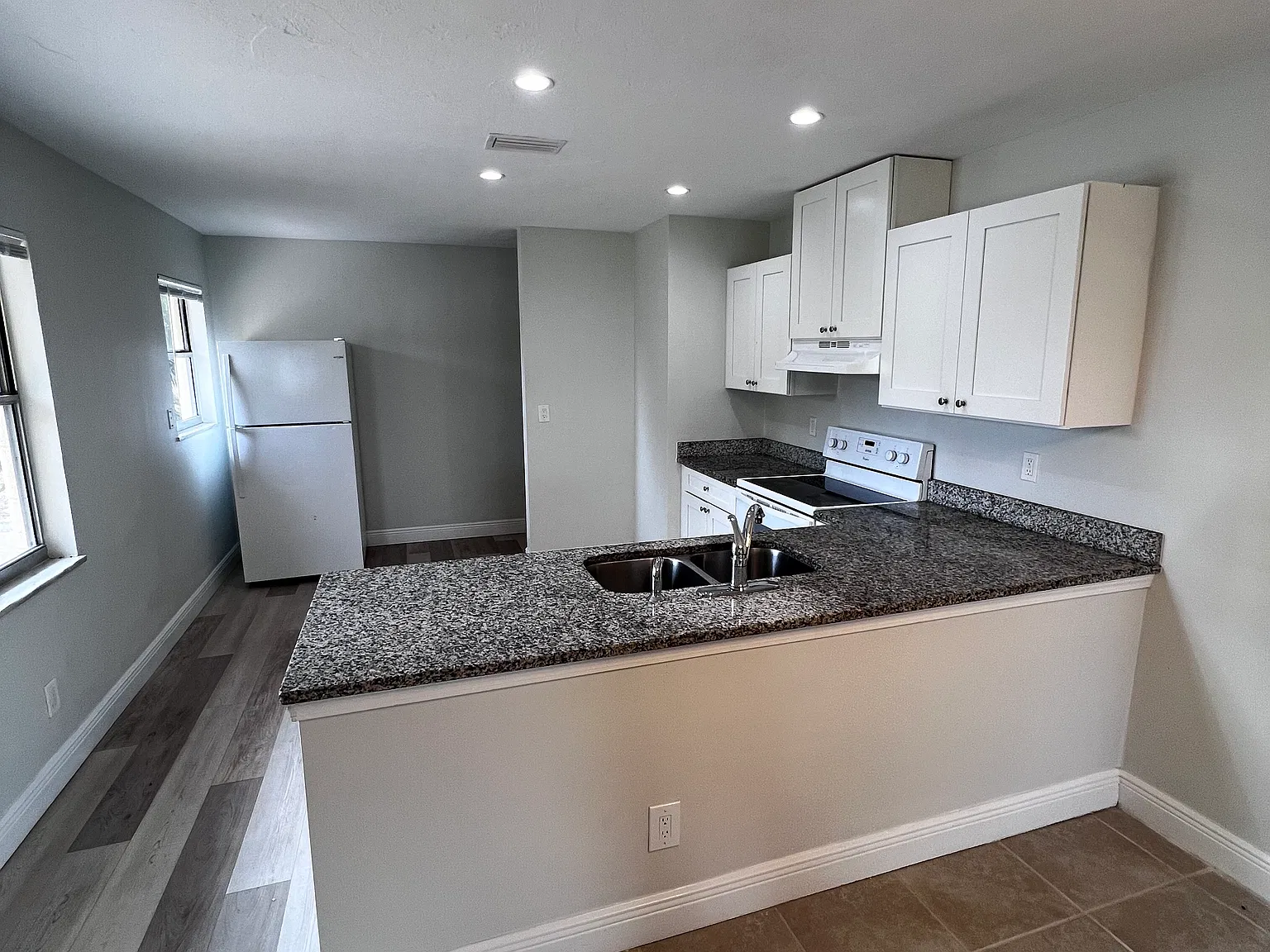 209 Palmetto Rd E — Photo 4