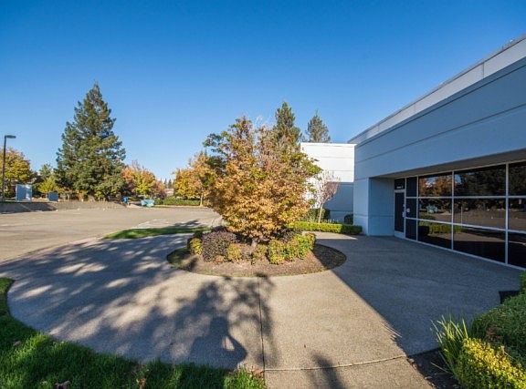 4th image of 575 Menlo Dr