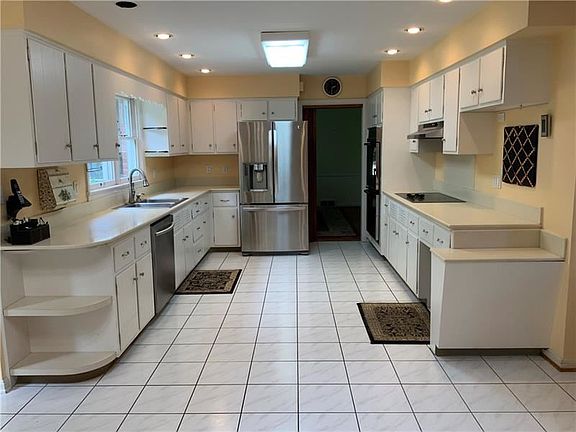 3rd image of 340 Maple Dr