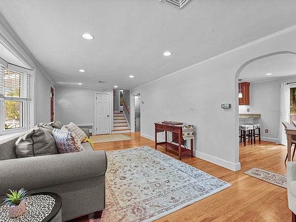 4th image of 181 Burgess Ave