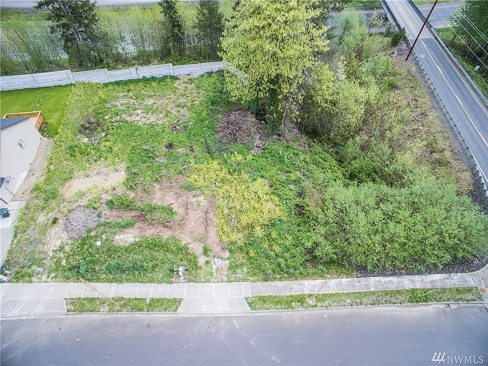 1st image of 628 Joann Dr NE