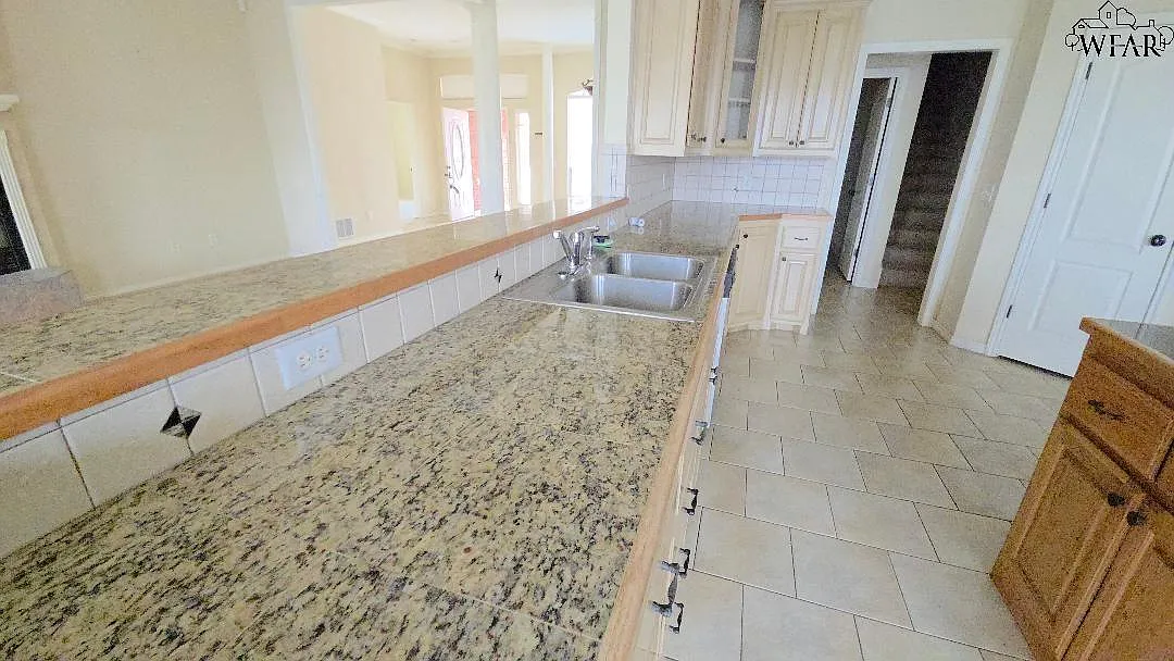 4 bed, 3.0 bath, 2616 sqft, $3,000 — Photo 4