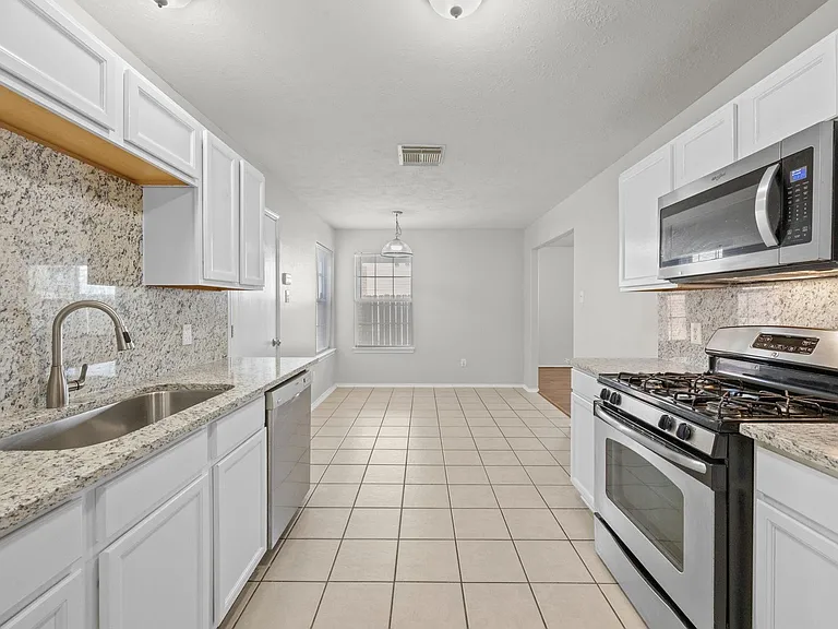2746 Grahamwood Ln — Photo 8
