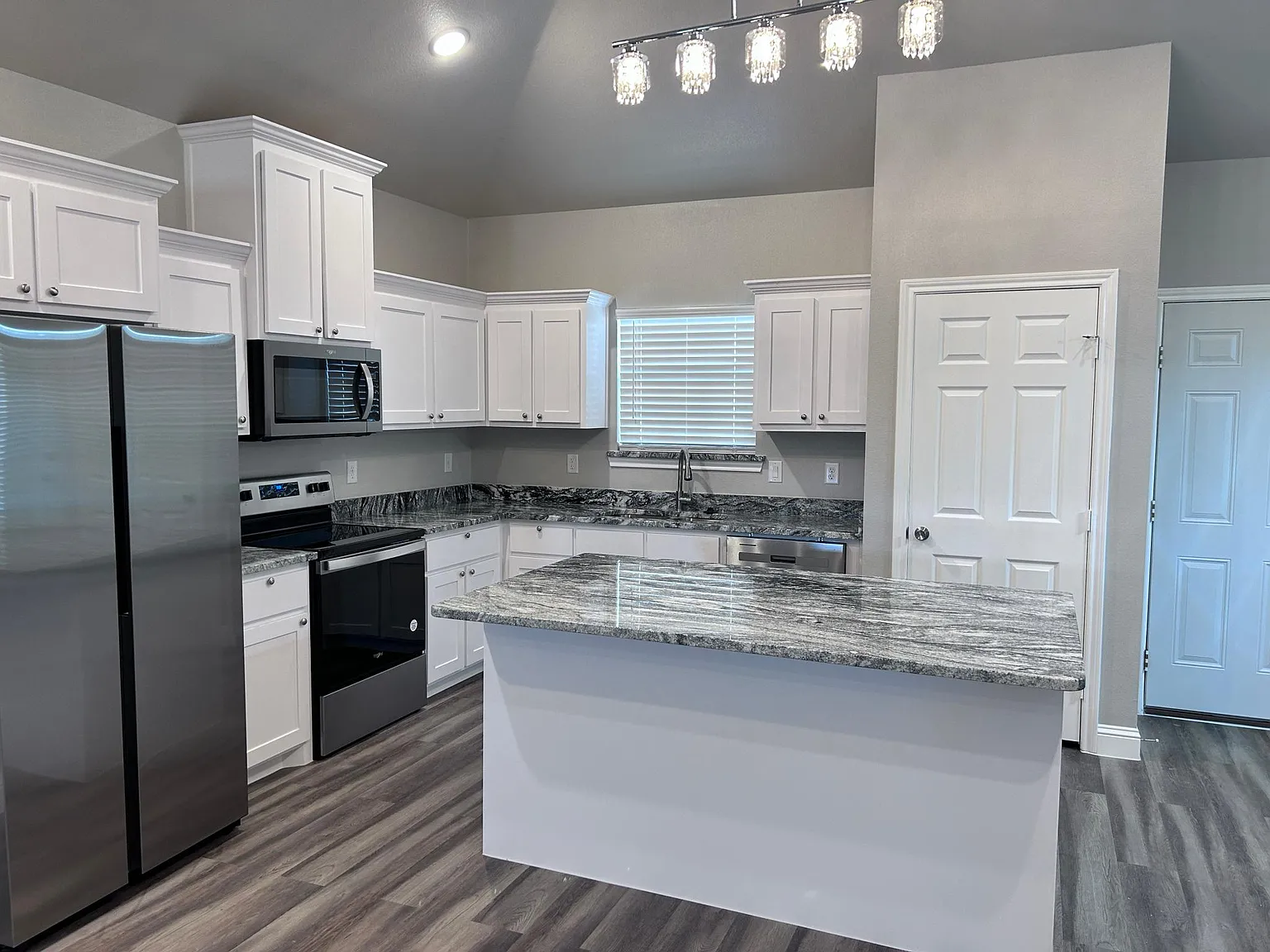 4 bed, 2.5 bath, $2,350 — Photo 3