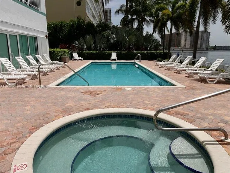 17800 N Bay Rd #404 — Photo 36