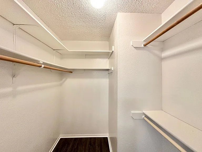 1501 Farhills Dr — Photo 37
