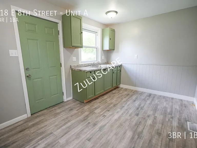 218 E 8th St #A — Photo 4