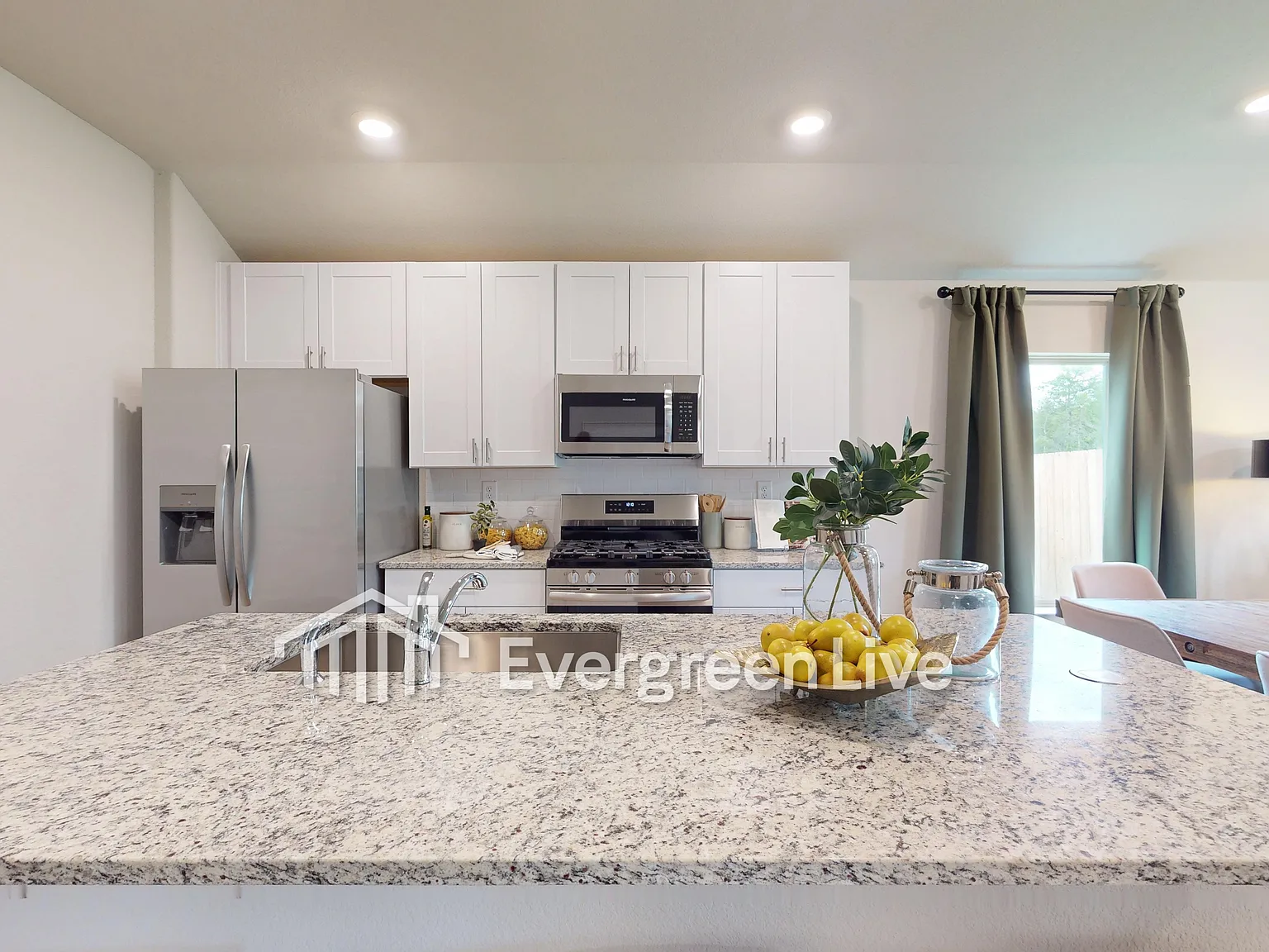 3 bed, 2.0 bath, 1373 sqft, $1,660 — Photo 4
