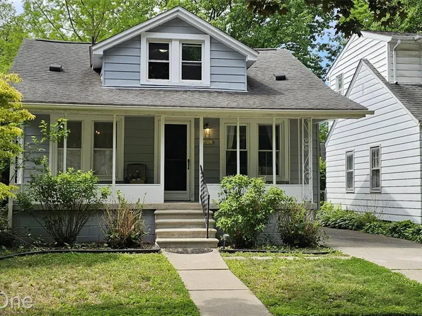 2073 Roslyn Rd, Grosse Pointe Woods, MI 48236