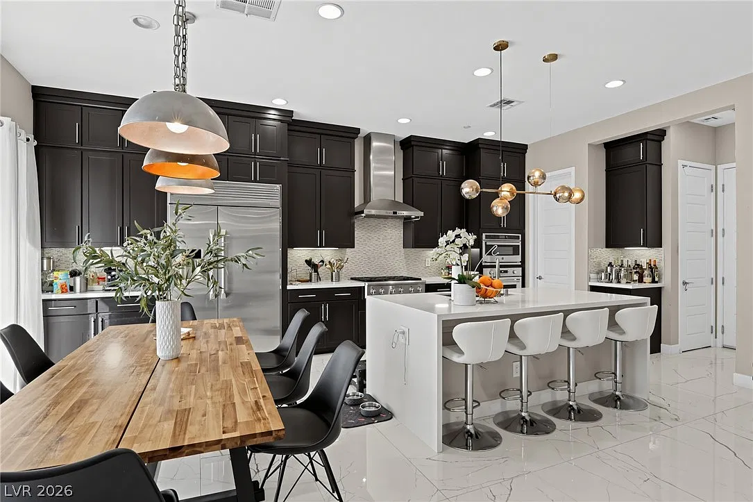 4 bed, 5.0 bath, 3266 sqft, $7,040 — Photo 4