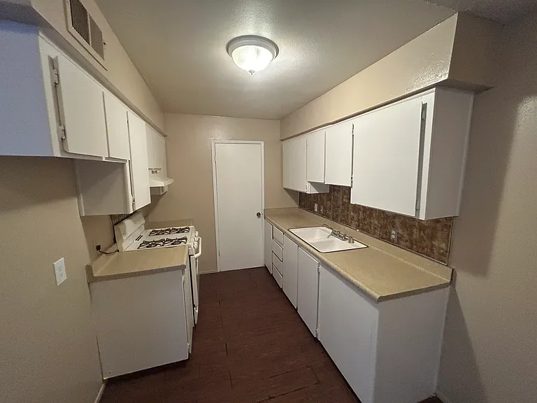Glenn Apartments — Photo 9