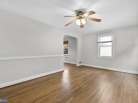 5th image of 907 Woodsdale Rd