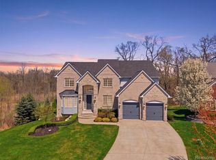 1450 Greythorne Dr, Lake Orion, MI 48359