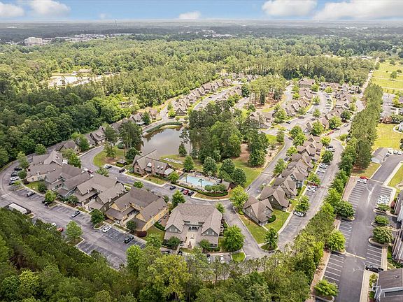 Discover the expansive, nature-filled community at The Cottages of Hattiesburg, offering scenic student living.
