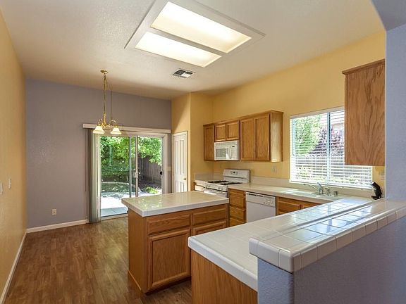 5th image of 300 Willow Glen Dr
