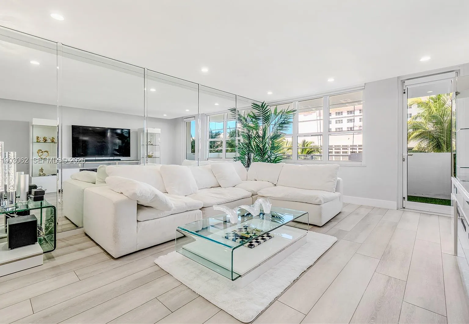 The Decoplage Condo — Photo 2