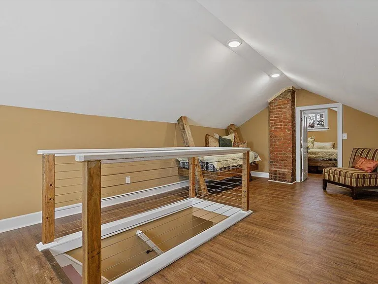Landon's Room in the walk-up attic at Hunsucker's Place features two twin memory foam beds, a Smart TV, and a cozy ambiance. This charming space offers comfort and privacy, all just minutes from Downtown Greensboro and Cone Health Hospital.