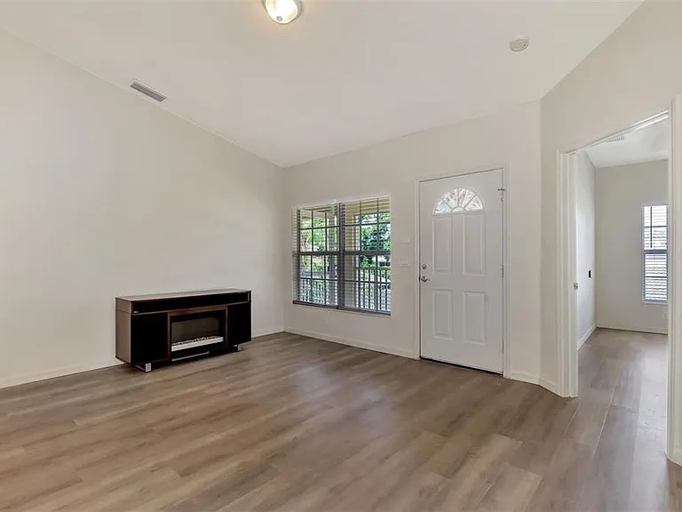 400 Mirabella Cir #201 — Photo 8