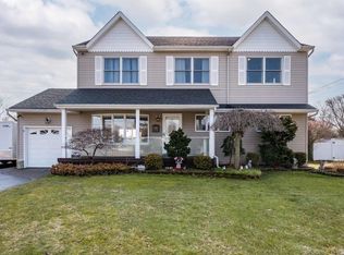17 Pickwick Dr, Old Bethpage, NY 11804