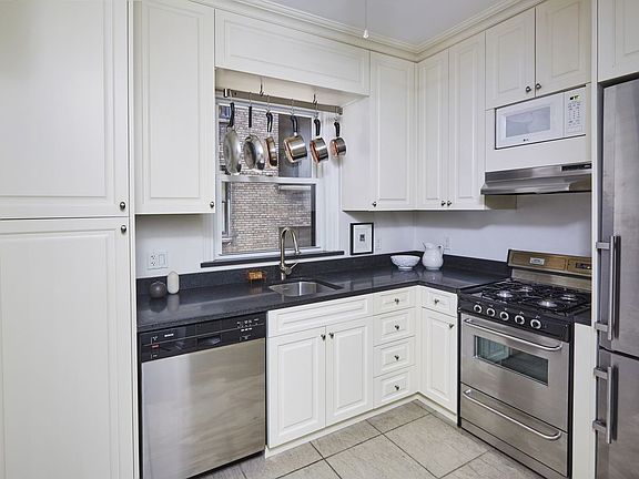 4th image of 1060 Park Ave APT 2A
