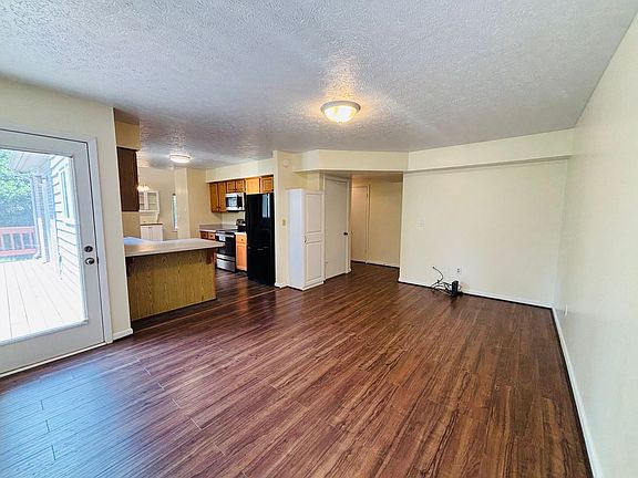 5th image of 221 Woods Edge Ct