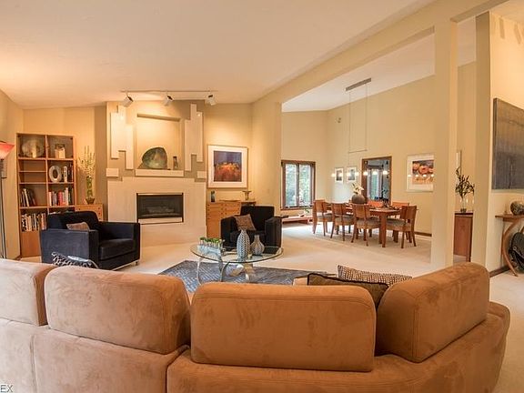 4th image of 580 Shady Ledge Dr