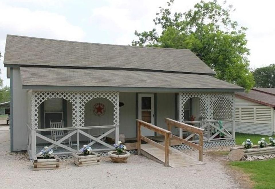 1st image of 403 E Davilla St