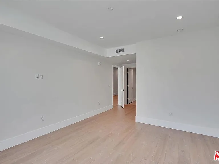 14419 Riverside Dr #306 — Photo 8