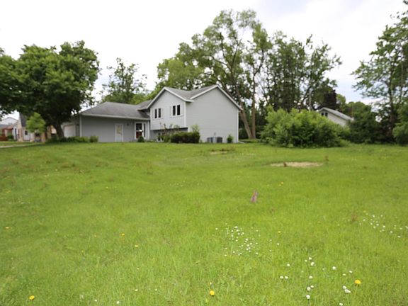 3rd image of 1716 Cottage Ave E