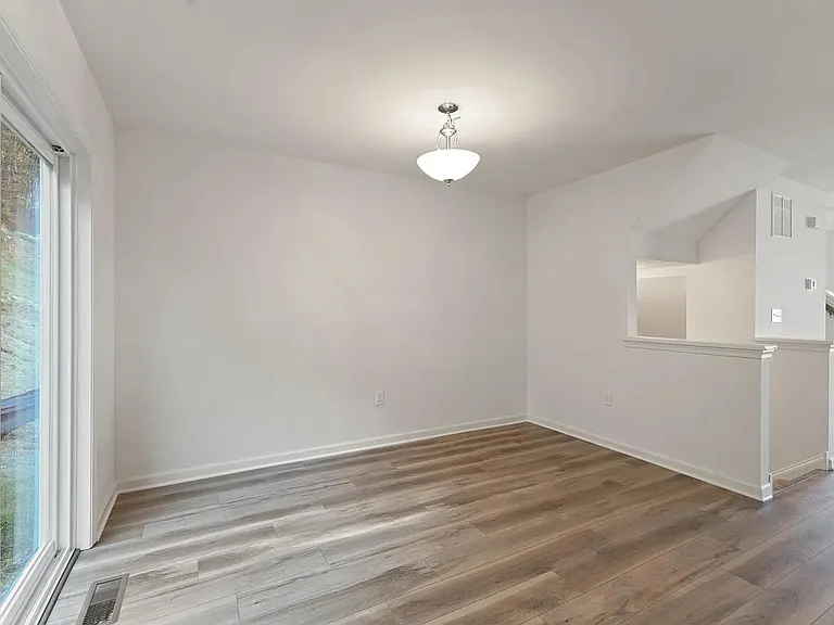 1236 E 7th St — Photo 18