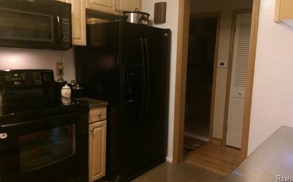 5th image of 9266 Manor Ave