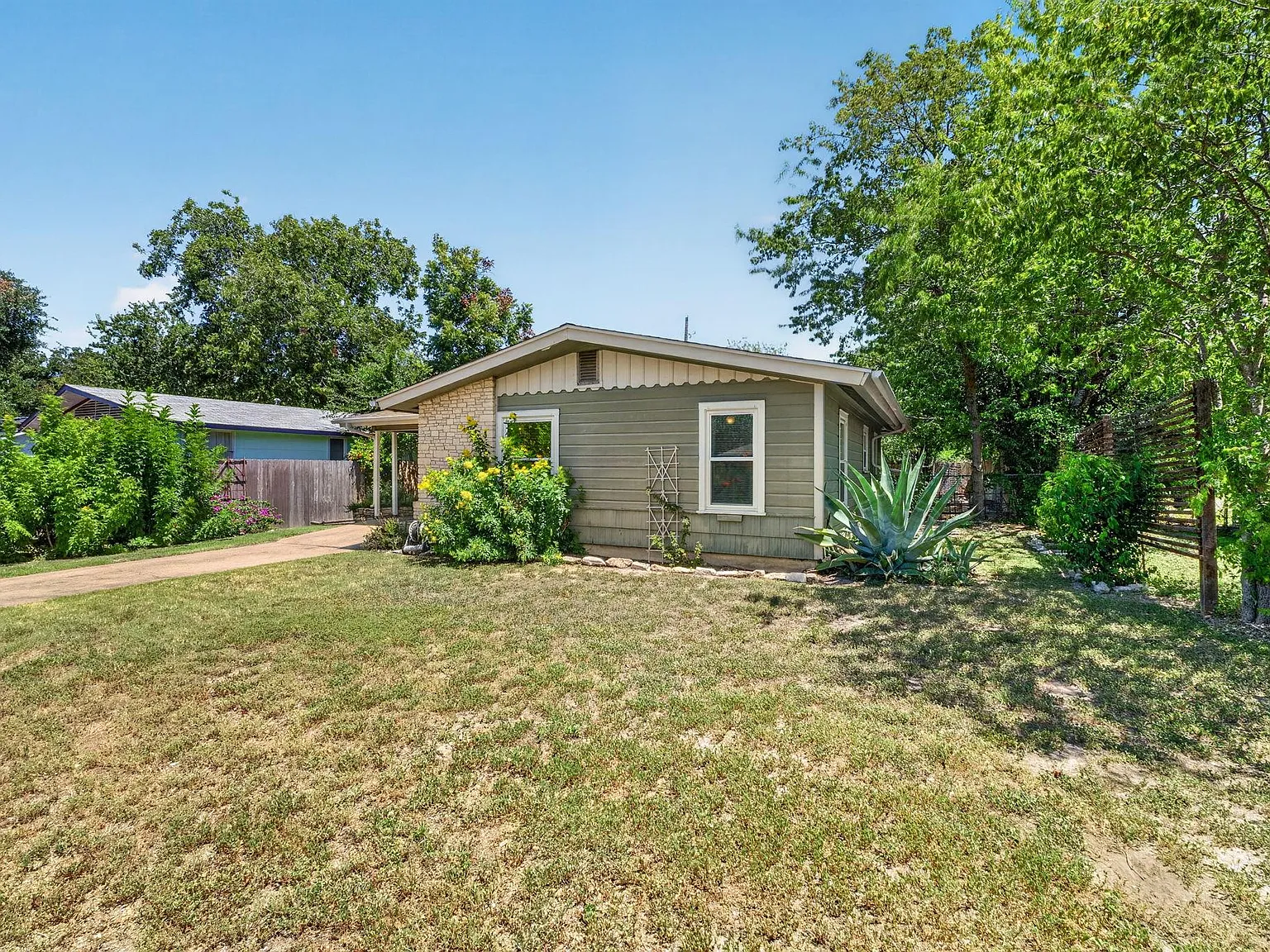 2 bed, 1.0 bath, 798 sqft, $2,400 — Photo 3