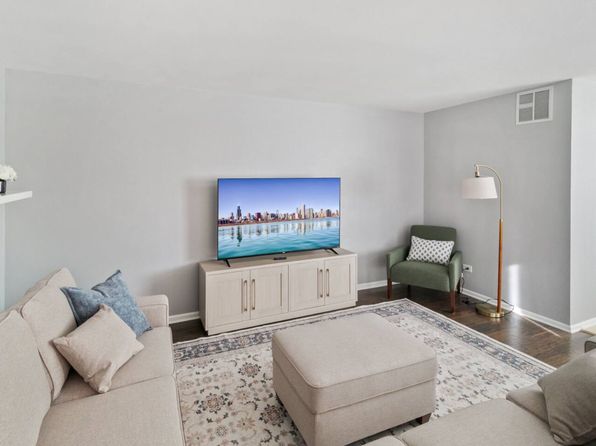1503 Hollytree Ln, Crystal Lake, IL 60014 – 3-bedroom rental in Crystal Lake
